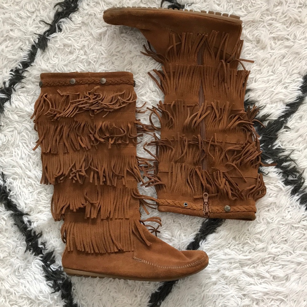 MINNETONKA MOCCASIN 5-Layer Fringe Boots